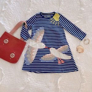 Mini Boden jersey dress w/ lovebirds appliqué
